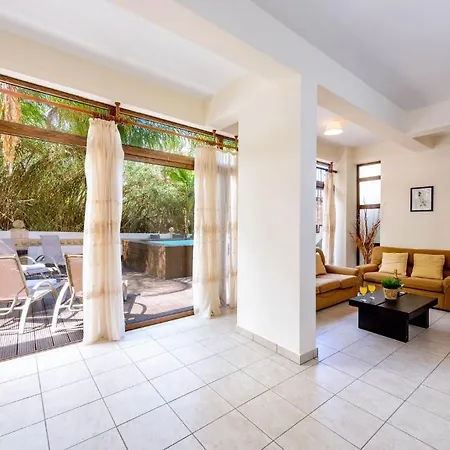 Di Gio פאראלימני